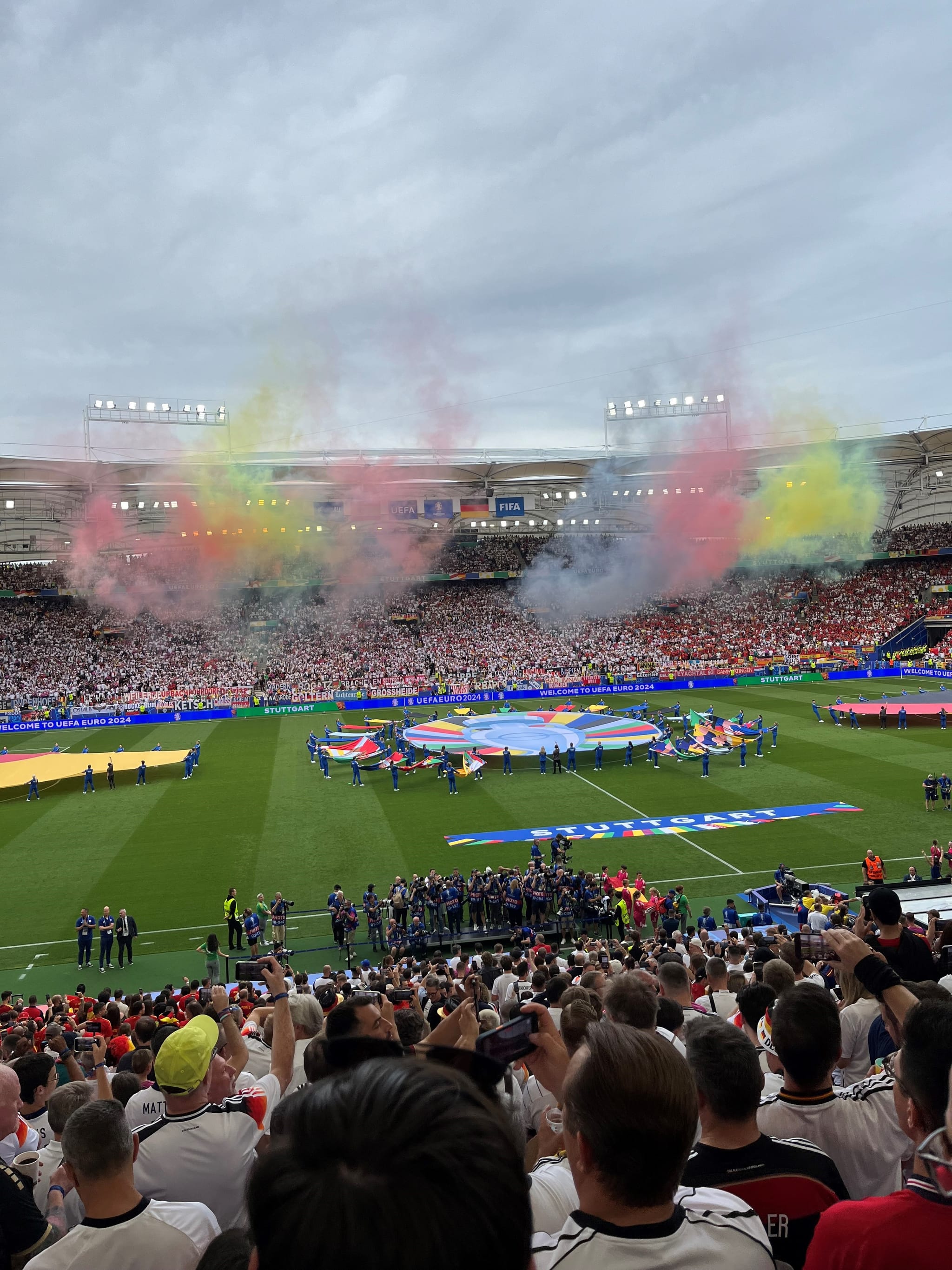 Mit den Farben der beiden Länder wird das Viertelfinale Spanien gegen Deutschland in Stuttgart eröffnet.