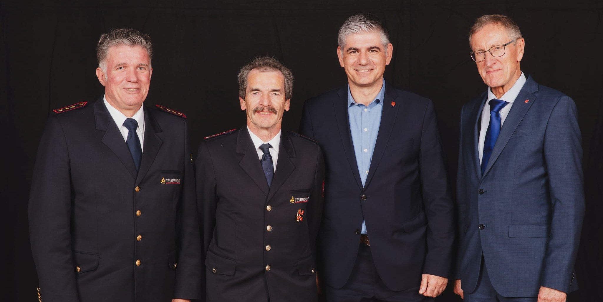Von links: Markus Priesching (Vorsitzender Kreisfeuerwehrverband Böblingen), Albrecht Schmid (Kommandant Feuerwehr Holzgerlingen), Ioannis Delakos (Bürgermeister Holzgerlingen) und Roland Bernhard (Landrat Landkreis Böblingen).