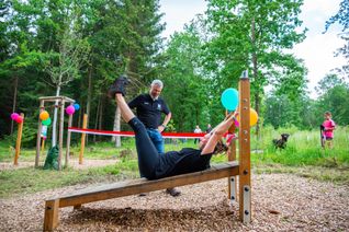 Heike Quitter, Leiterin des Gym-Studios und Abteilungsleiter Gymnastik Volker Klingenstein vom TSV Dagersheim testen bei der Eröffnung die Schrägbank.