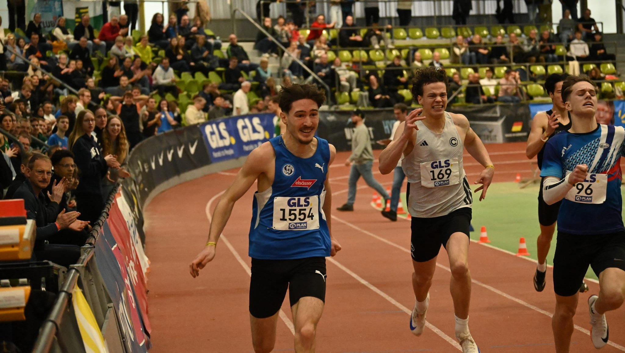 Dmitrij Krom (links) vom VfL Sindelfingen sorgte am Sonntag mit dem Vizemeistertitel über die 200 Meter für die Krönung im Glaspalast.