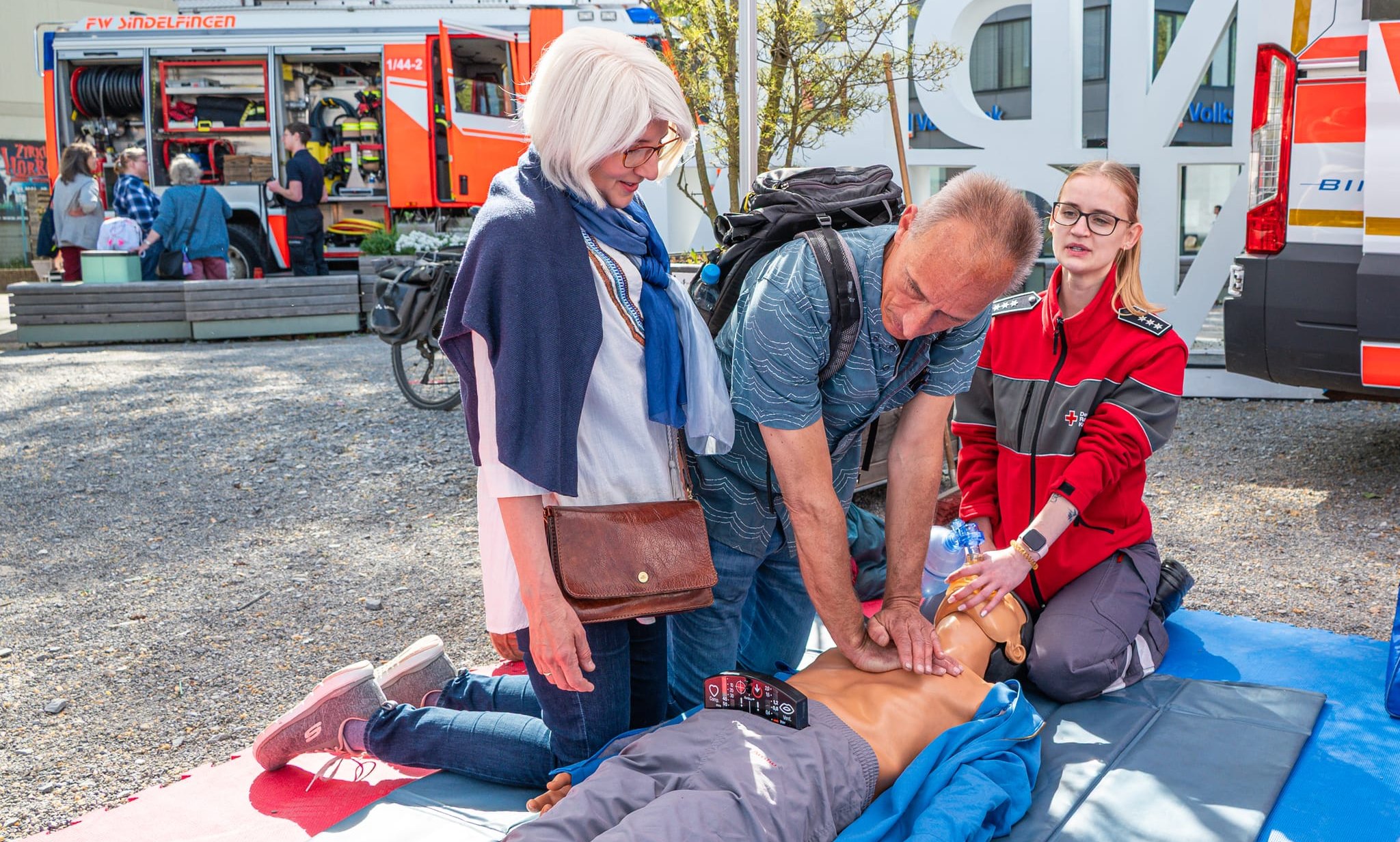 Maria und Thilo Vöhringer gehörten zu den ersten, die eine Wiederbelebung an einer Übungspuppe ausprobierten.