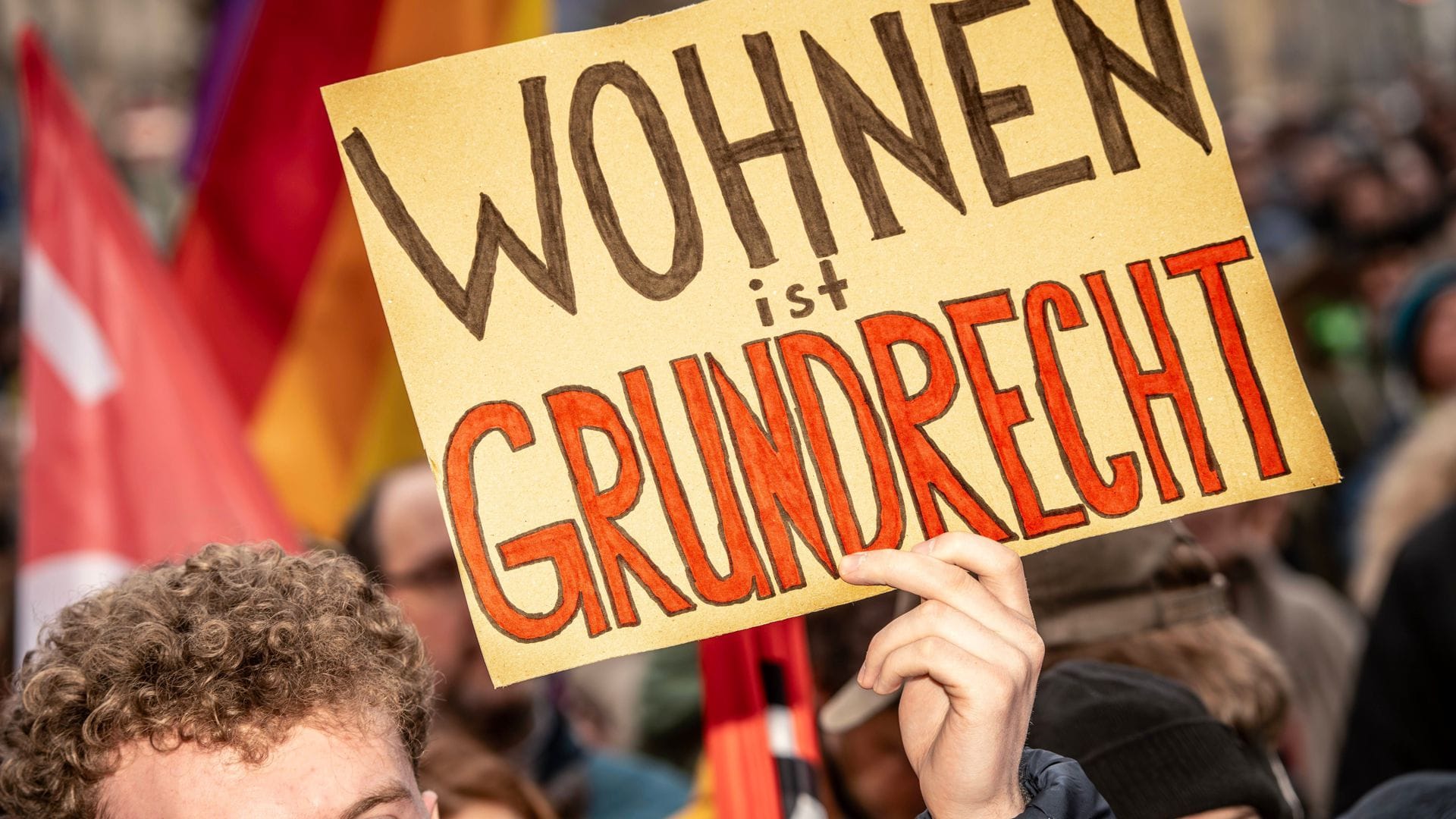 Wohnen ist ein Grundrecht, dieser Meinung ist nicht nur dieser Teilnehmer einer Mietendemo gegen hohe Mieten in München, sondern auch die Caritas sowie die Diakonie Baden-Württemberg.
