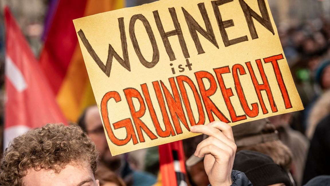 Wohnen ist ein Grundrecht, dieser Meinung ist nicht nur dieser Teilnehmer einer Mietendemo gegen hohe Mieten in München, sondern auch die Caritas sowie die Diakonie Baden-Württemberg.
