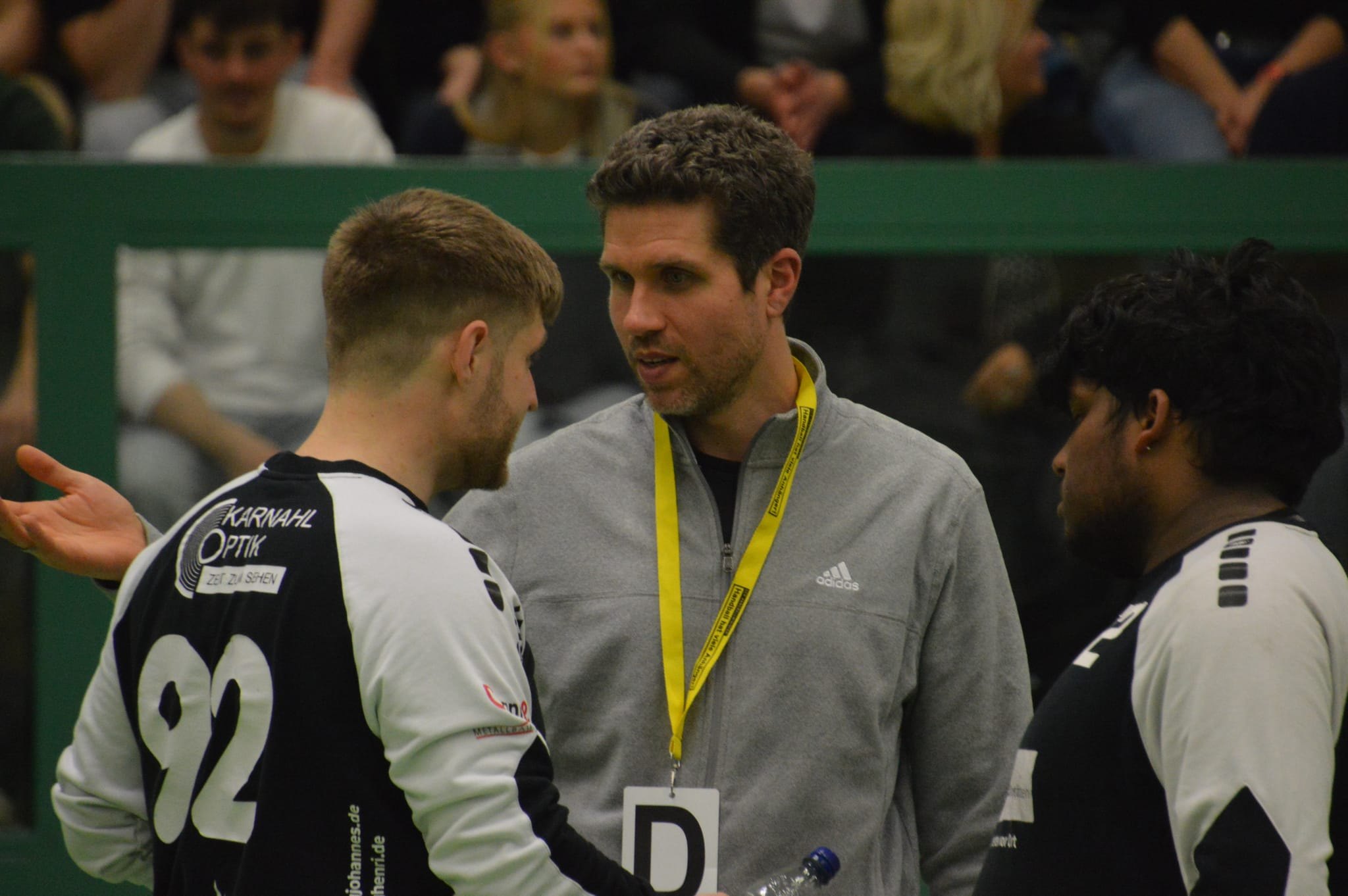 Germán Pardales gibt den HSG-Torhütern Kevin Gsell (links) und Nikaas Thiruvarudsri wichtige Tipps.