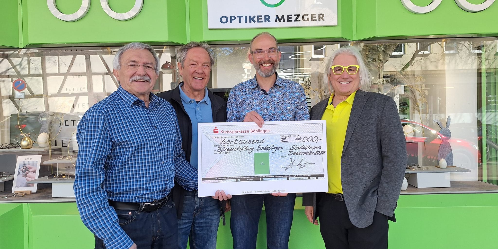 Von links: Ulrich Weber (Bürgerstiftung), Jörg Prigl (Bürgerstiftung), Henning Mezger (Optiker Mezger) und Peter Braumann (Bürgerstiftung).