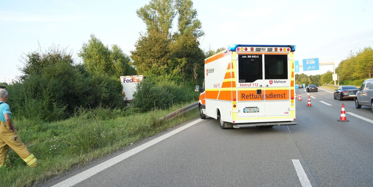 Ein Krankenwagen wurde auch angefordert.  Ein Bergeunternehmen musste den Lastwagen wieder rausziehen. Bild: SDMG/Dettenmeyer