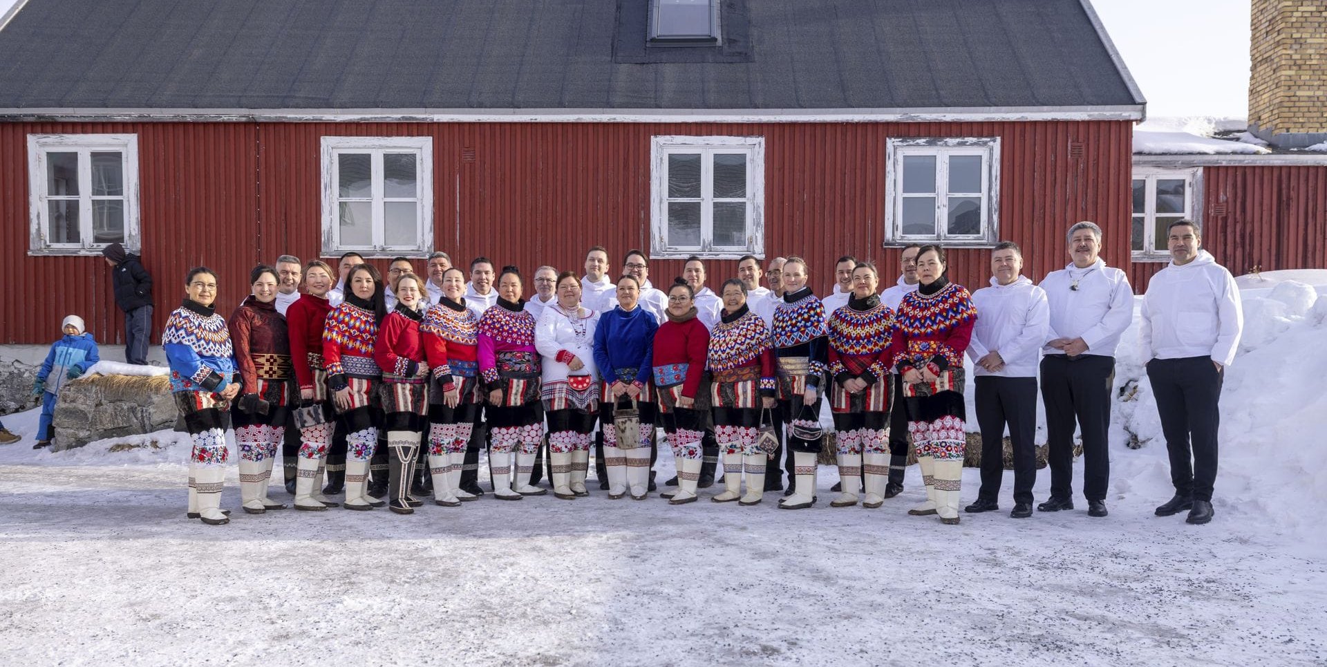 Regierungschef Jens-Frederik Nielsen (M) von der politischen Partei Demokraatit, auf einem Gruppenfoto während der konstituierenden Sitzung des neu gewählten Parlaments in Nuuk.