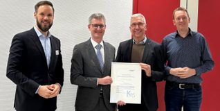 Dr. Andreas Ostermeier (Zweiter von links) erhielt von KVSW-Geschäftsführer Alexander Schmidtke die Ernennungsurkunde im Beisein der beiden Klinikdirektoren des Klinikums Sindelfingen-Böblingen, Nicolai Stolzenberger (links) und Daniel Weiß (rechts).