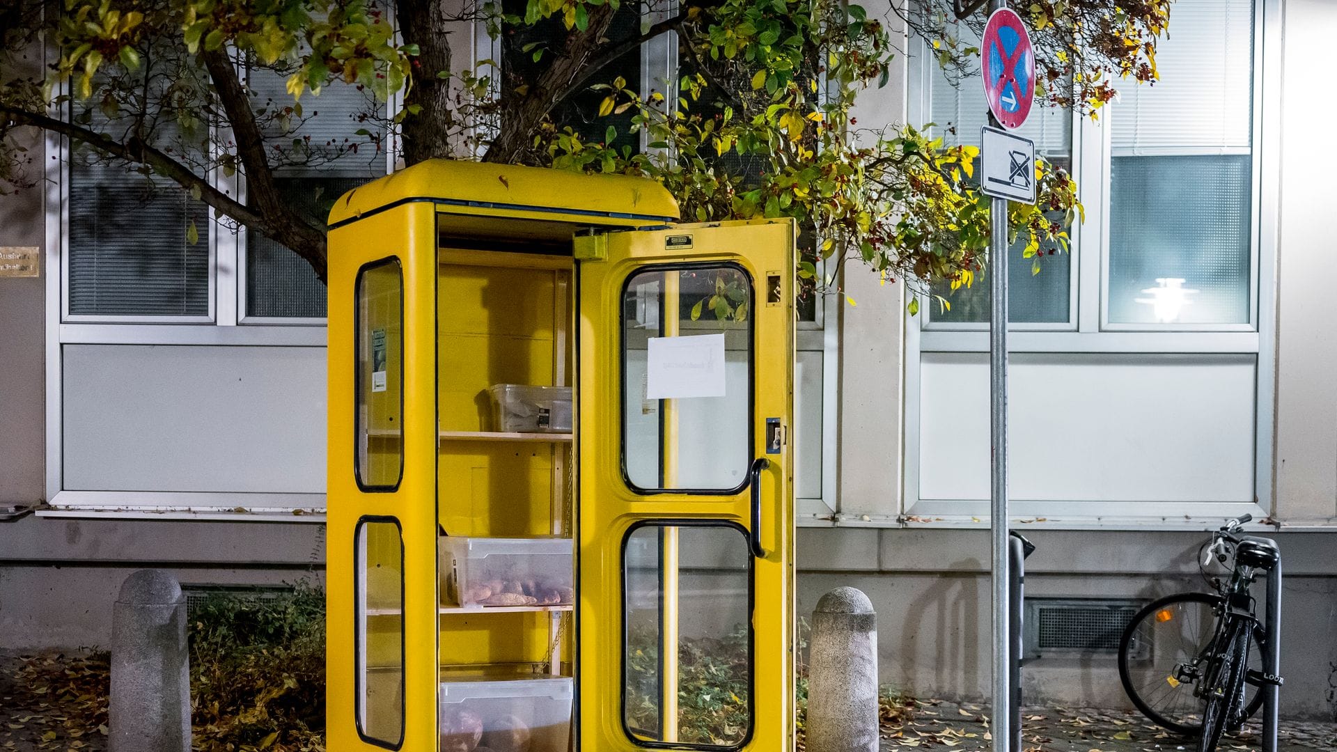 Ein Relikt der Bundespost: ein gelbes Telefonhäuschen, das in Coburg zur Foodsharing-Station umfunktioniert wurde. (Archivbild)