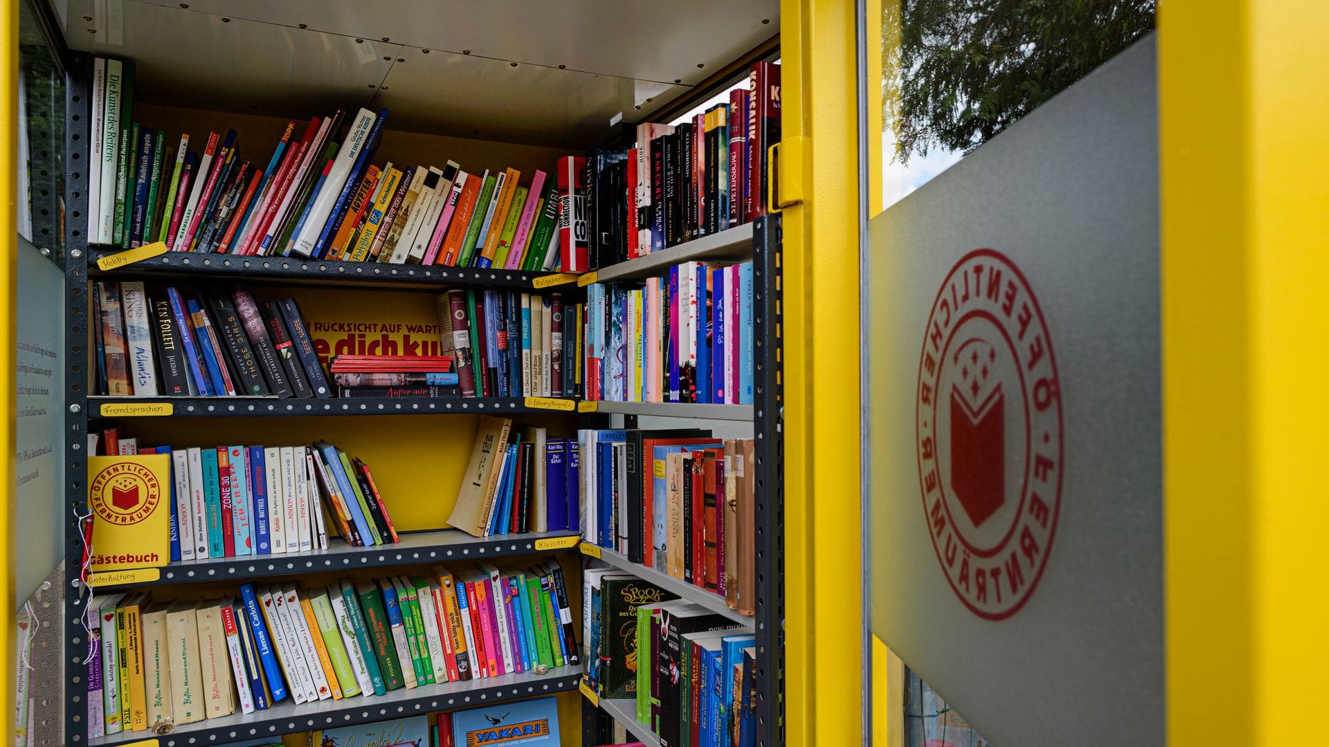 In diesem früheren Telefonhäuschen können Menschen in Dresden Bücher deponieren und mitnehmen. (Archivbild)