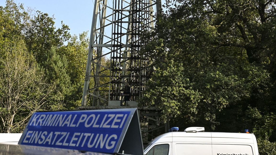 Polizei steht vor dem teilweise beschädigten Strommast im Königsheideweg (Archivfoto).