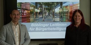 Dr. Stefan Belz und Heike Lück präsentieren die Leitlinien zur Böblinger Bürgerbeteiligung.