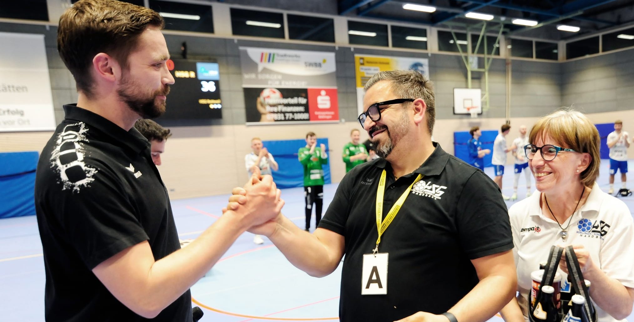 Urs Bonhage  und Inge Heinkele verabschieden Trainer Marco Cece nach dem letzten Heimspiel der Verbandsliga-Handballer.