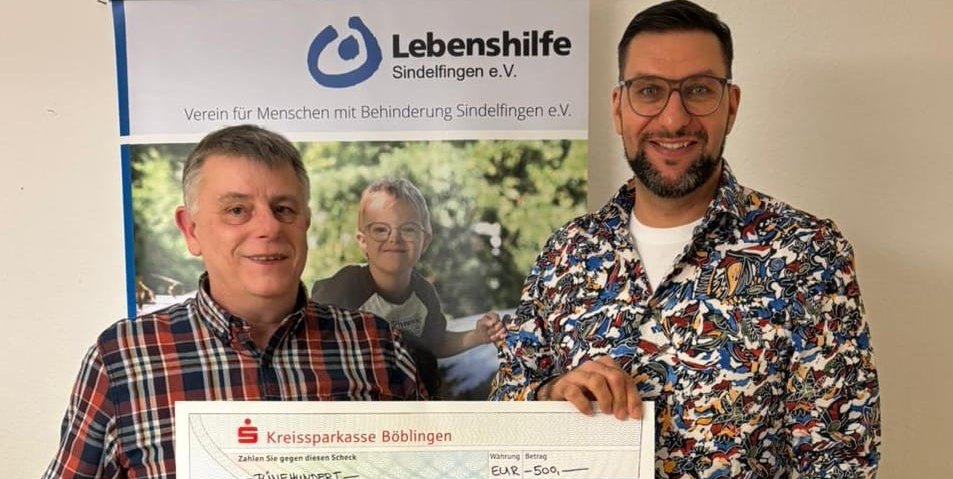 Spendenübergabe von VfL-Abteilungsleiter Miroslav Milkovski (rechts) an Lebenshilfe-Geschäftsstellenleiter Markus Off.