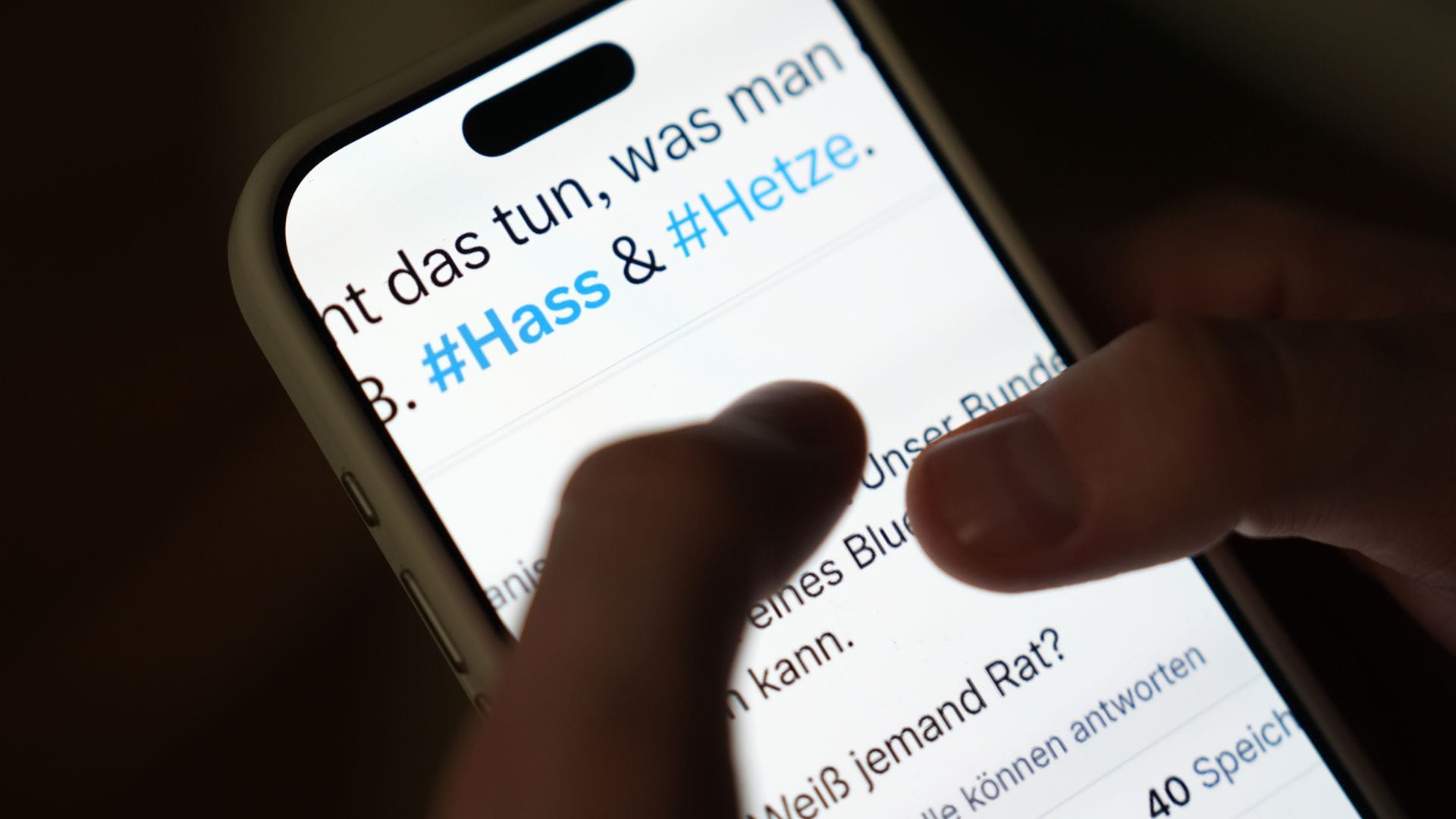 Soziale Medien gefährden Experten zufolge die Demokratie. (Archivbild)