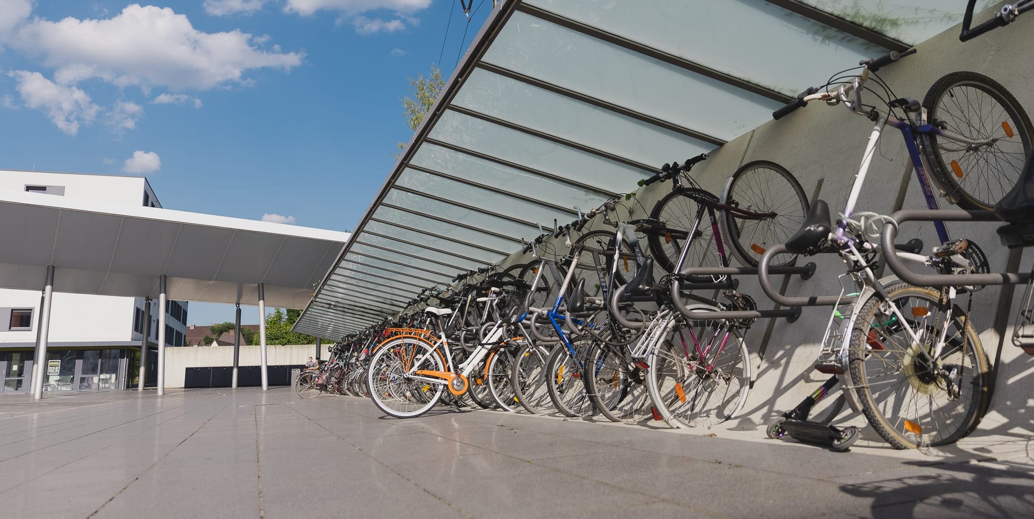 Fahrradabstellplätze auf der Flugfeld-Seite des Böblinger Bahnhofs.