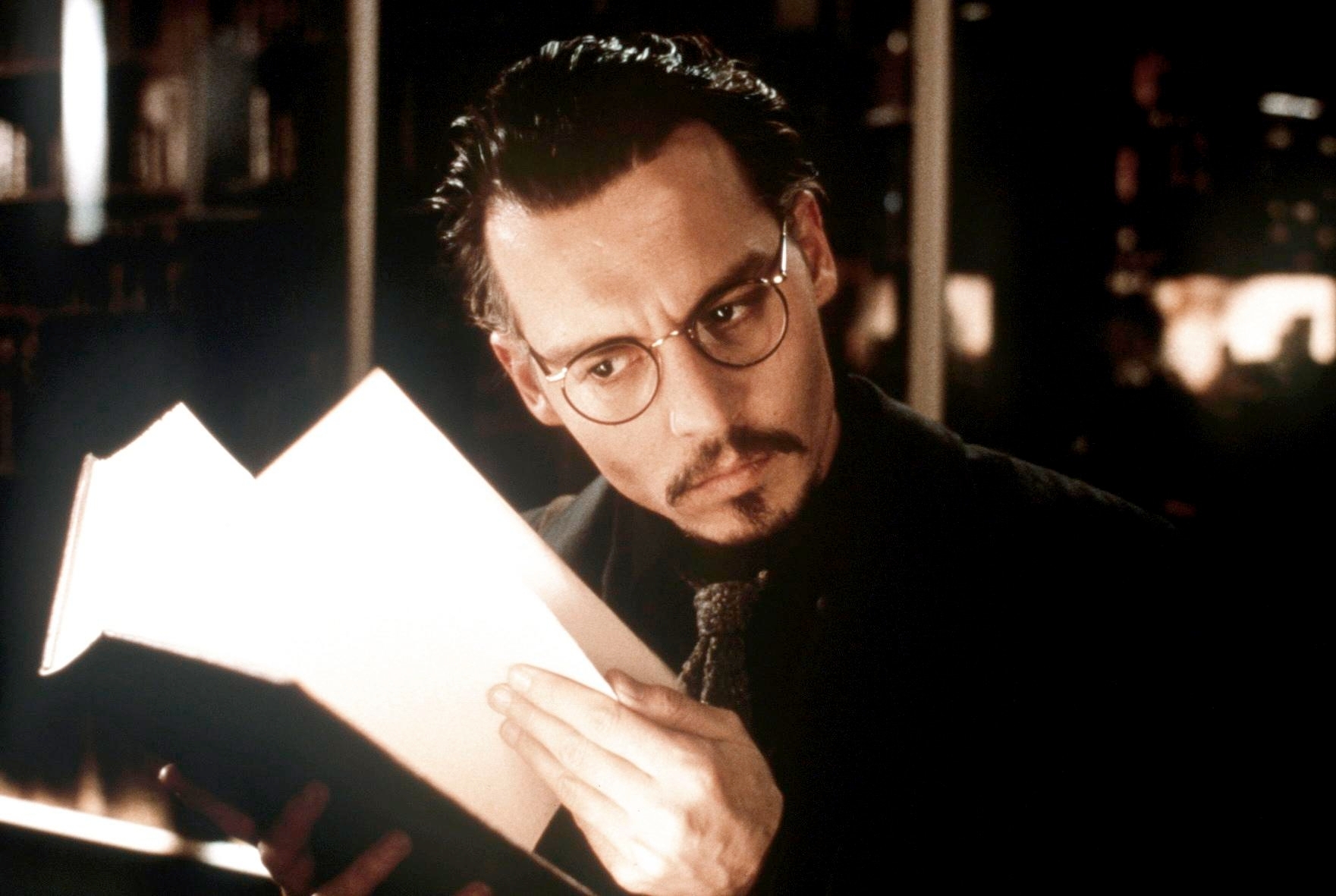 Dean Corso (Johnny Depp) soll das Buch „Die neun Pforten“ finden. Aber das ist a) schwierig und b) gefährlich.   Bild: z
