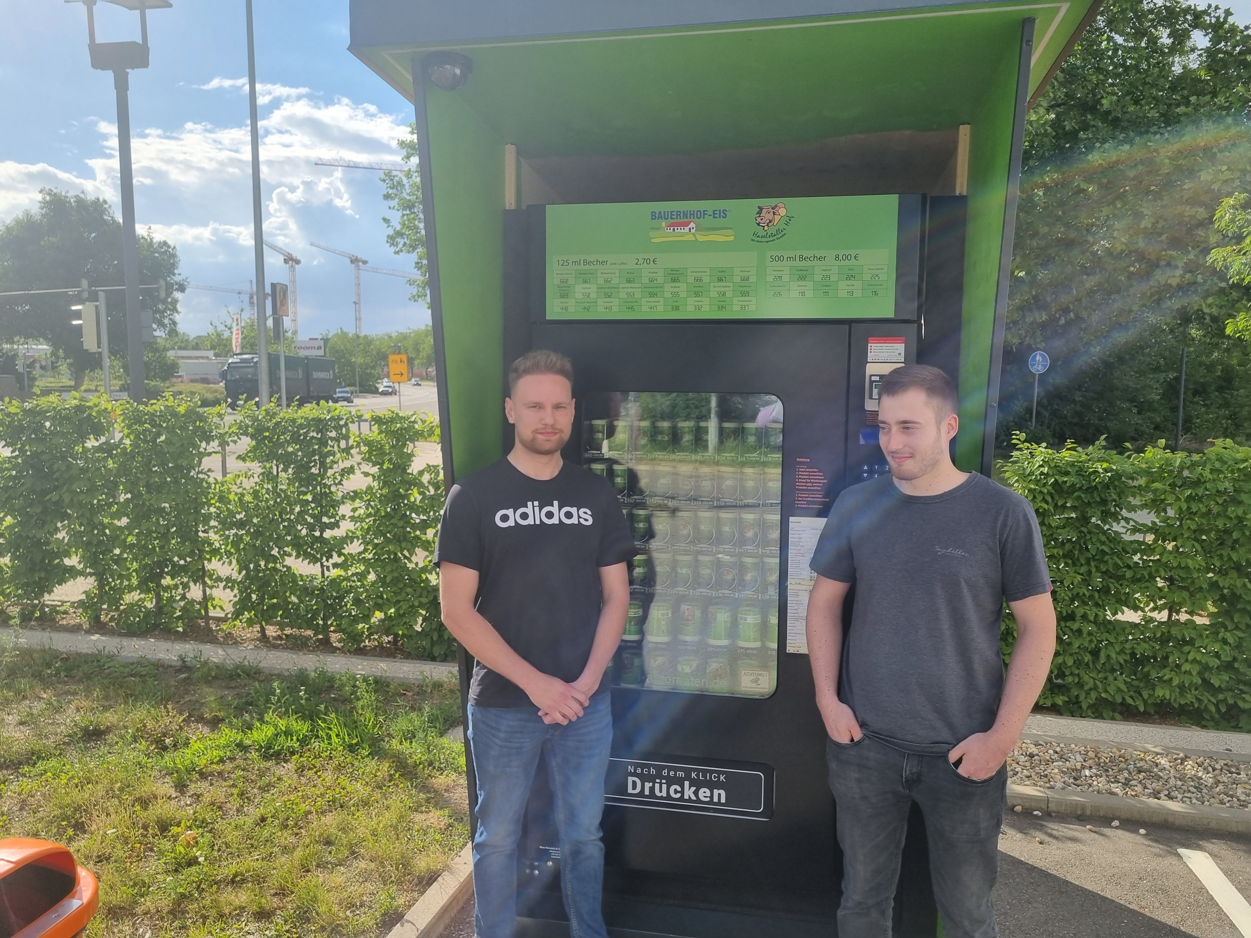Max Rennich und Kevin Korr vor ihrem Eis-Automaten, de sie in der Calwer Straße auf dem Parkplatz neben dem Porzelanhaus Stauss platziert haben: