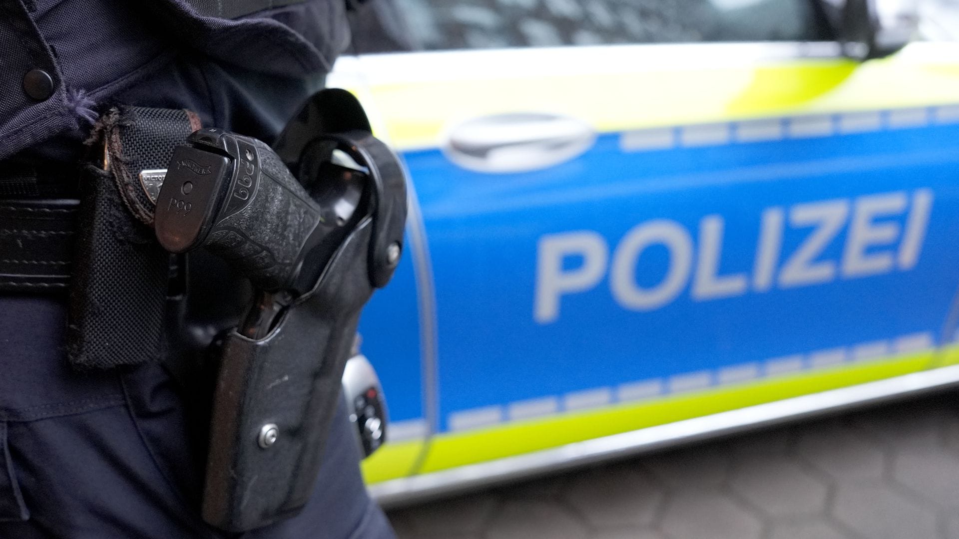 In Hamburg stürzt ein Mann vom Balkon eines Hochhauses in den Tod. Die Polizei geht Hinweisen auf ein mögliches Fremdverschulden nach (Symbolfoto).