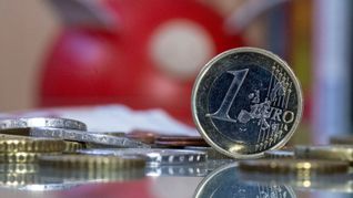 Schon in der Schulzeit zeigen sich Unterschiede im Finanzwissen von Mädchen und Jungen. (Symbolbild)