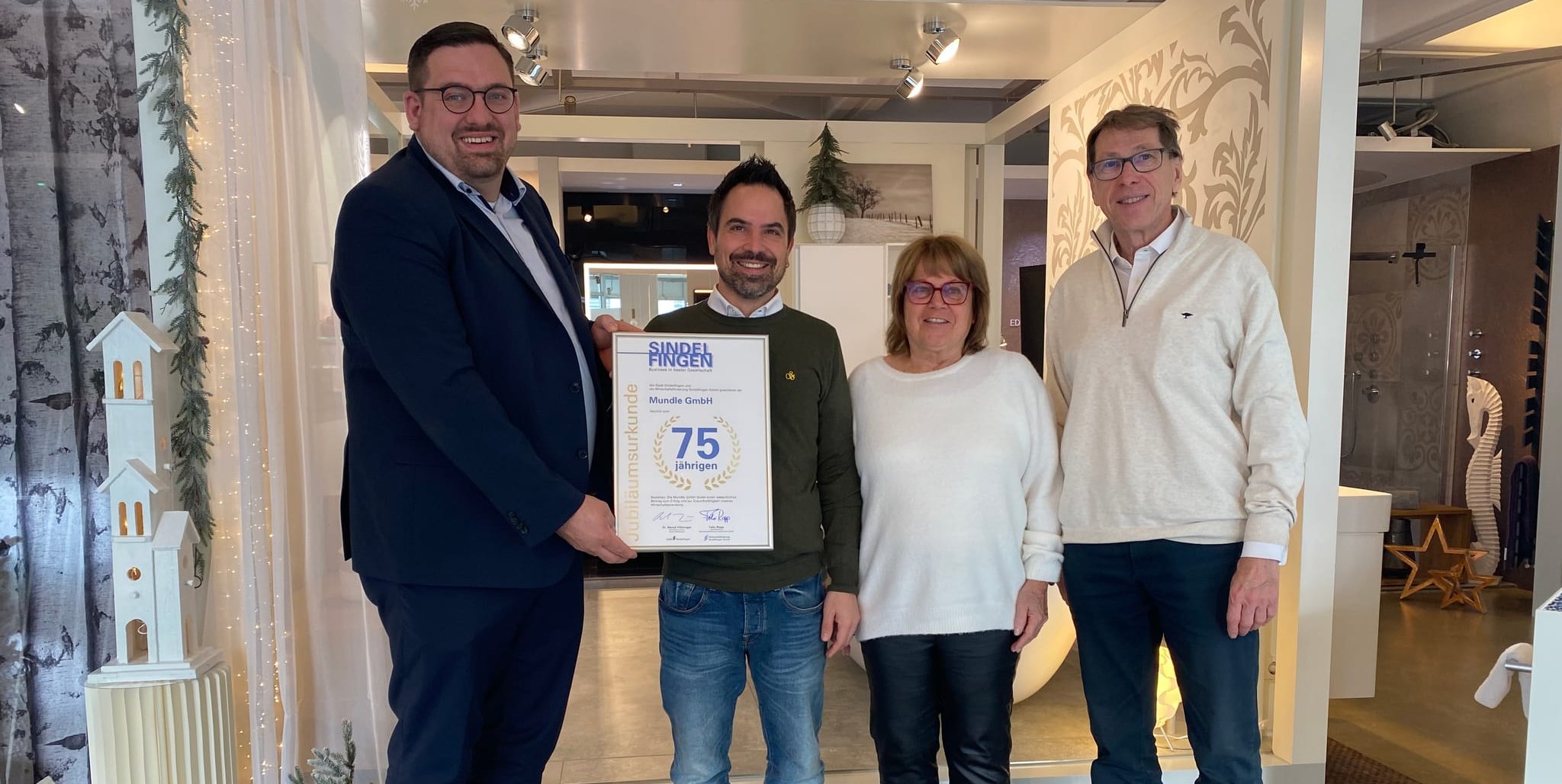 WSG-Geschäftsführer Felix Rapp (links) und Ortsvorsteher Martin Lambert (rechts) besuchten 
Michael Mundle, Geschäftsführer der Mundle GmbH, und Christel Mundle anlässlich des 75. 
Unternehmensjubiläums.