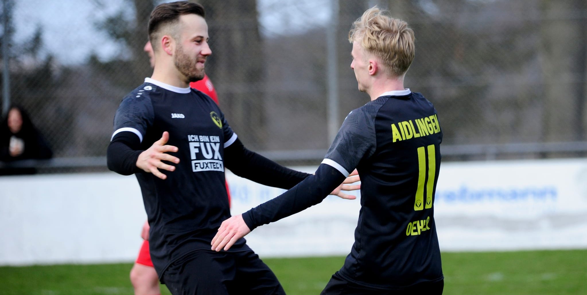 Aidlinger Torschützen unter sich: Peter Steimle (links) und Tim  Oehler feiern den Treffer zum 5:3 gegen den SV Magstadt.