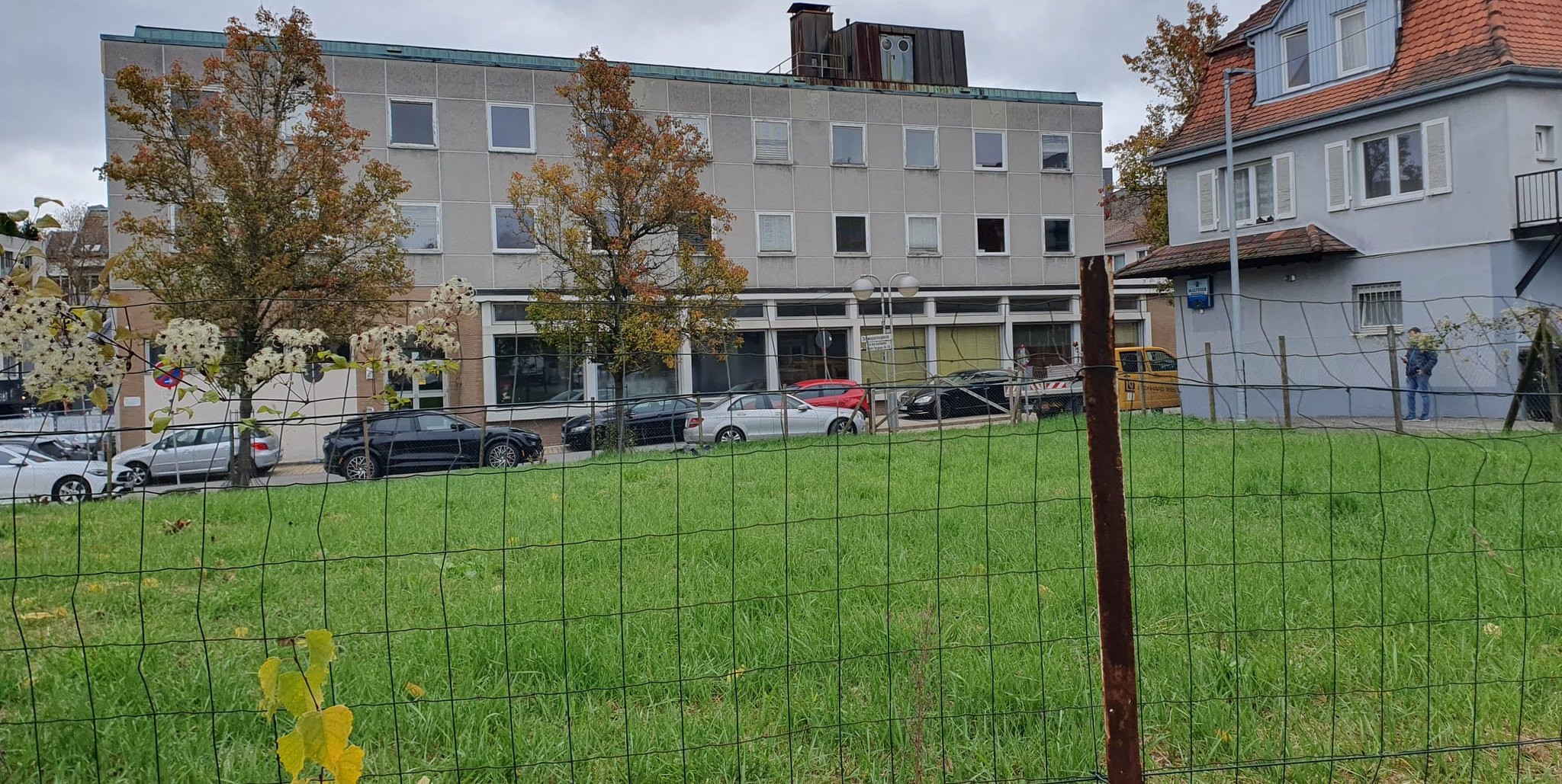 Auch diese Wiese macht der GHV als möglichen Parkplatz aus. Rechts ist das Gebäude des Royal-Döners zu sehen (ehemals Imbiss Rhodos), die graue Wand gehört zur ehemaligen Post.Bild: Wegner