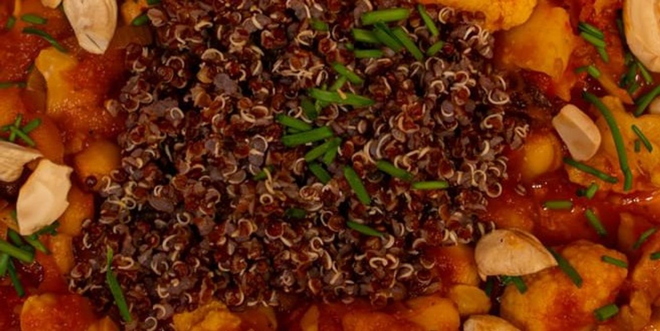 Veganes Gemüsecurry mit rotem Quinoa. Bild: Nüßle
