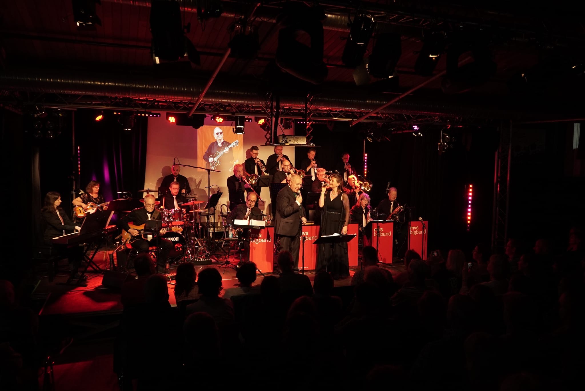 Jubiläumskonzert der MVS Big Band mit Jubilar Jörg Gebhardt und Nadine Wagner an den Gesangsmikros.