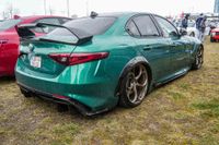 Edle Autos locken am Wochenende die Massen aufs Flugfeld.