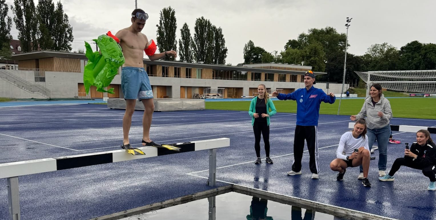 Für den Sprung in den Wassergraben braucht man keine Schwimmflossen und Taucherbrille wie sie Leonard Baranski trägt. Evelin Rathmann, Velten Schneider, Hanna Render, Dunja Kleinert und Kim Bödi (von links) gefällt das trotzdem. Bild: Schüttke