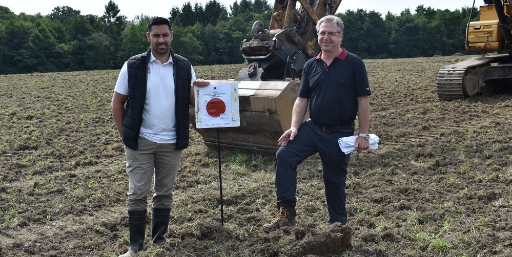 Spatenstich mit  Marcel Gallmayer, Geschäftsführer Golfplatz Schönbuch GmbH & Co.KG (links), und Bauleiter Andreas Klapproth (IBK Sportlandschaften GmbH).