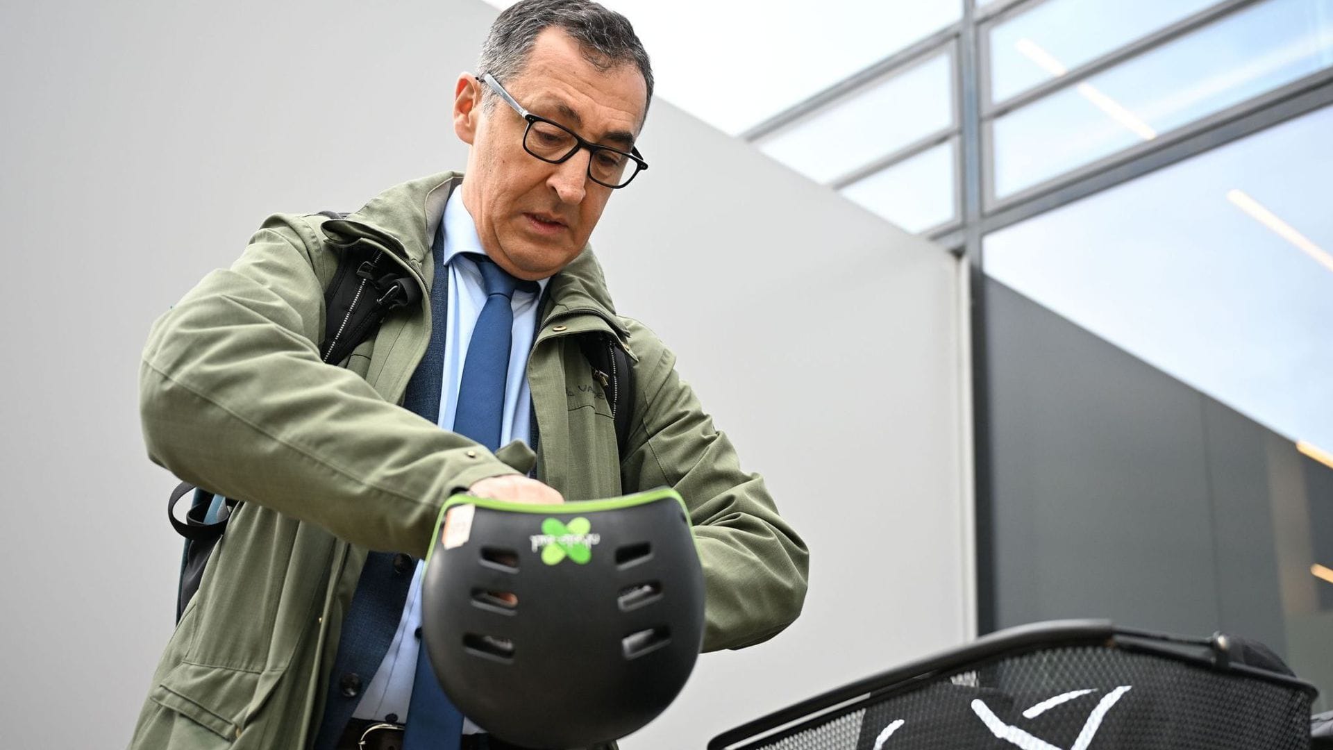Cem Özdemir fährt gern Fahrrad. Als neuer Ministerpräsident wird er auch mit dem Dienstwagen zu Terminen fahren. Nun steht fest, welches Modell es sein wird.