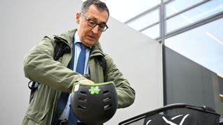 Cem Özdemir fährt gern Fahrrad. Als neuer Ministerpräsident wird er auch mit dem Dienstwagen zu Terminen fahren. Nun steht fest, welches Modell es sein wird.