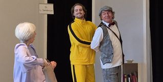 Die Weil der Städter Theatergruppe „Scheinwerfer“ hat den Komödien-Klassiker „Mein Freund Harvey“ mit großem Erfolg aufgeführt.