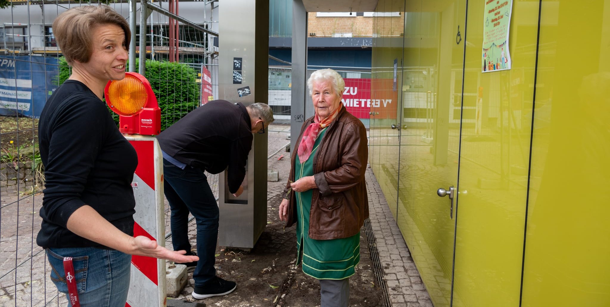 Anstehen an der Behindertentoilette, das soll für Sarah Kahler (Bäckerei Frank), Markus Lenger (El Coffeino) und Hannelore Wolf (Gärtnerei Wolf) dank zusätzlicher Dixie-Klos vorbei sein.