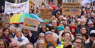 Bei der ersten Demonstration auf dem Marktplatz versammelten sich zahlreiche Bürgerinnen und Bürger.