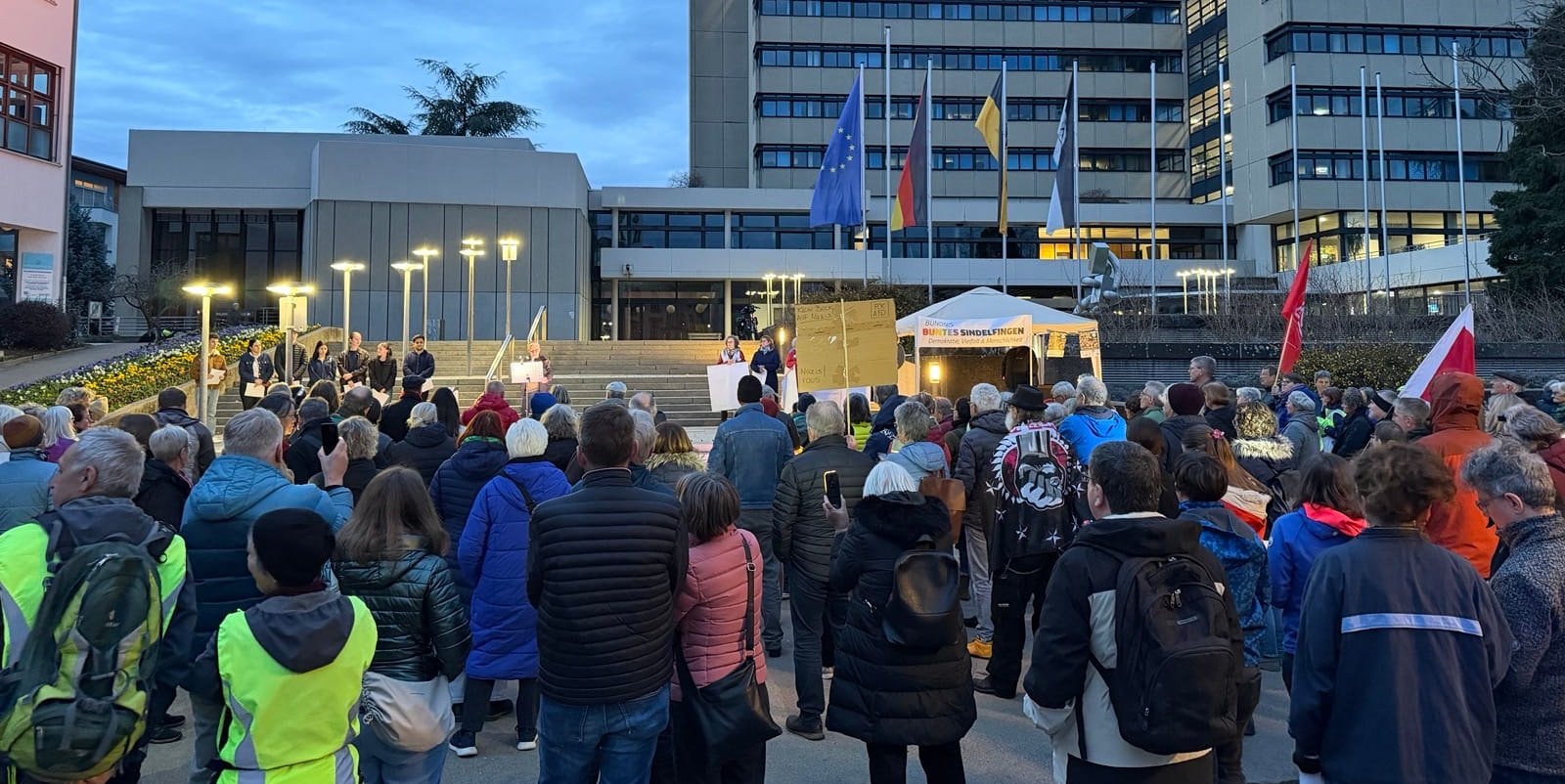 Gemeinsam mit den „Omas gegen Rechts“ setzte das Bündnis „Buntes Sindelfingen“ bei der Aktion „Sindelfingen leuchtet“ auf dem Rathausplatz ein Zeichen für Demokratie und Zusammenhalt.