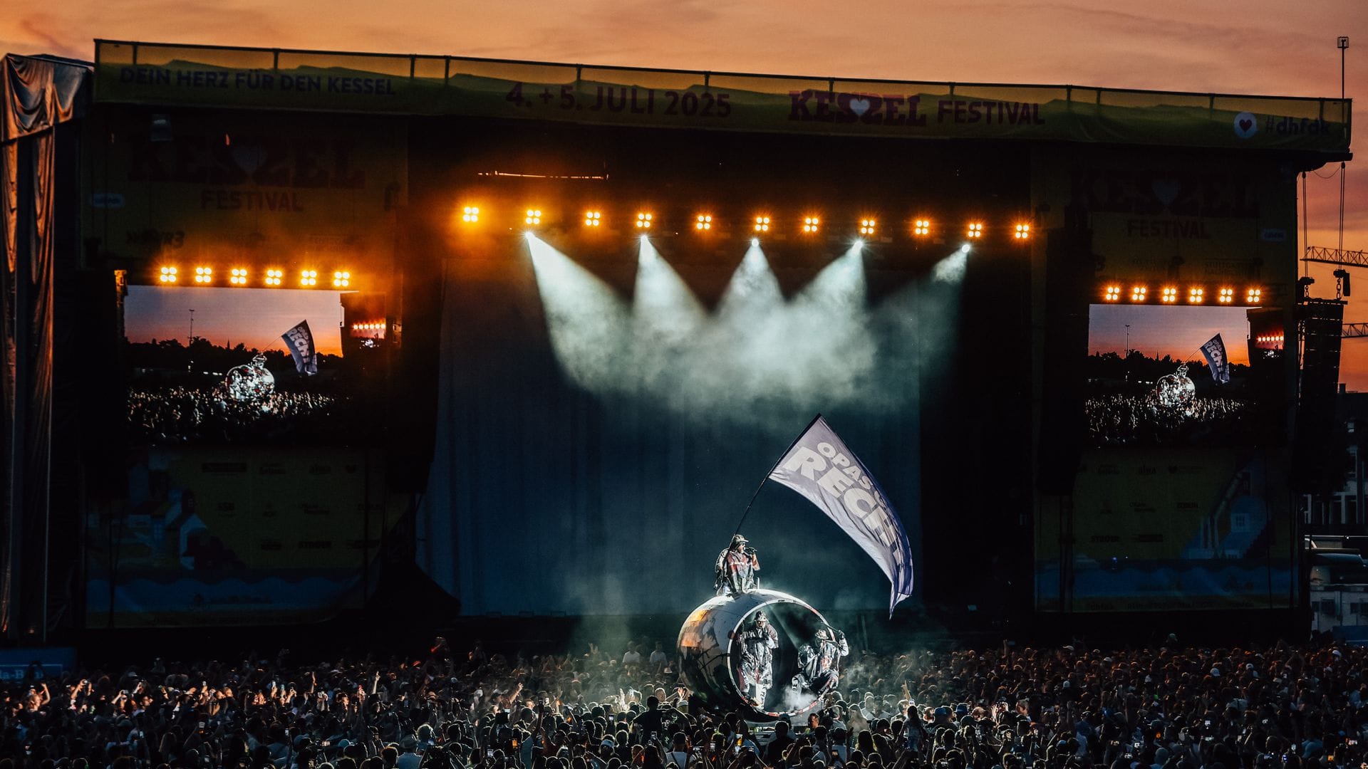 EIndrücke vom ersten Tag des Kesselfestivals: Hier der Auftritt von Deichkind