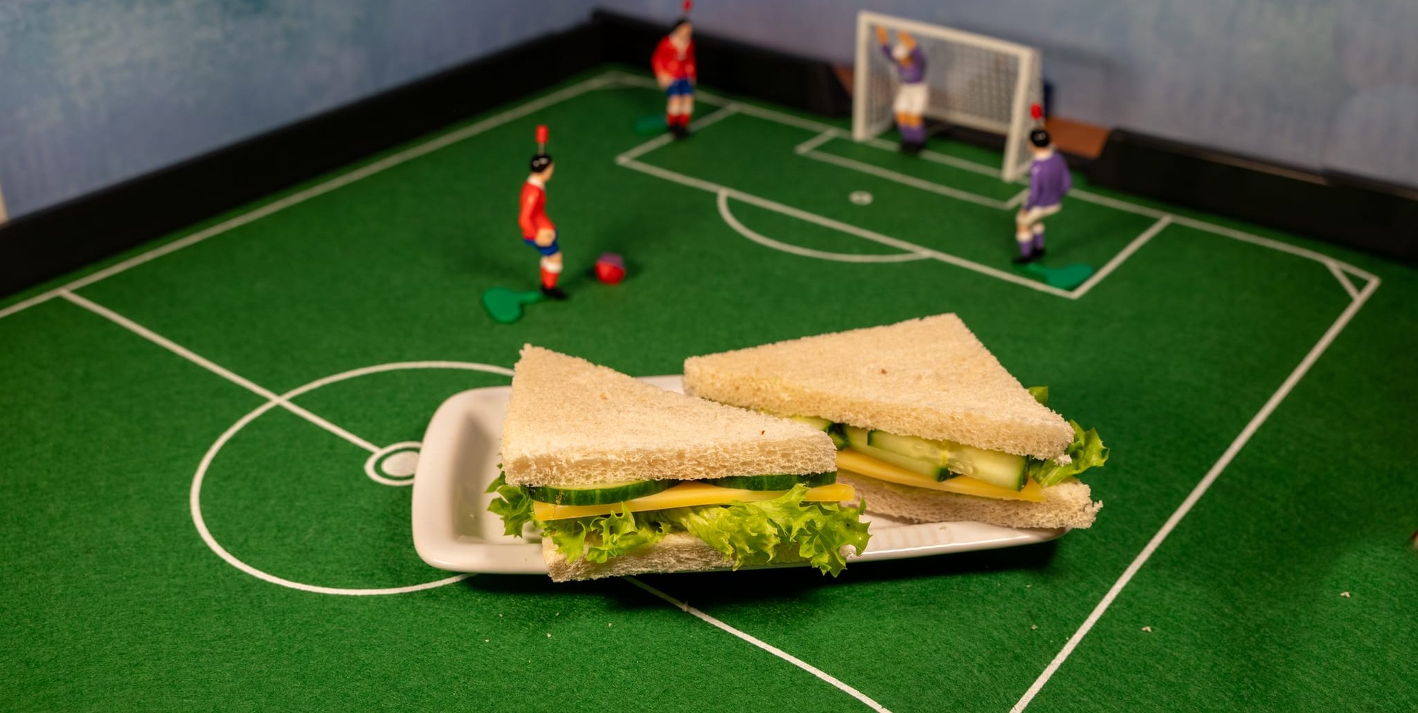 Ein Käsesandwich schmeckt nicht nur beim Kartenspielen, auch Fußballer lieben es.