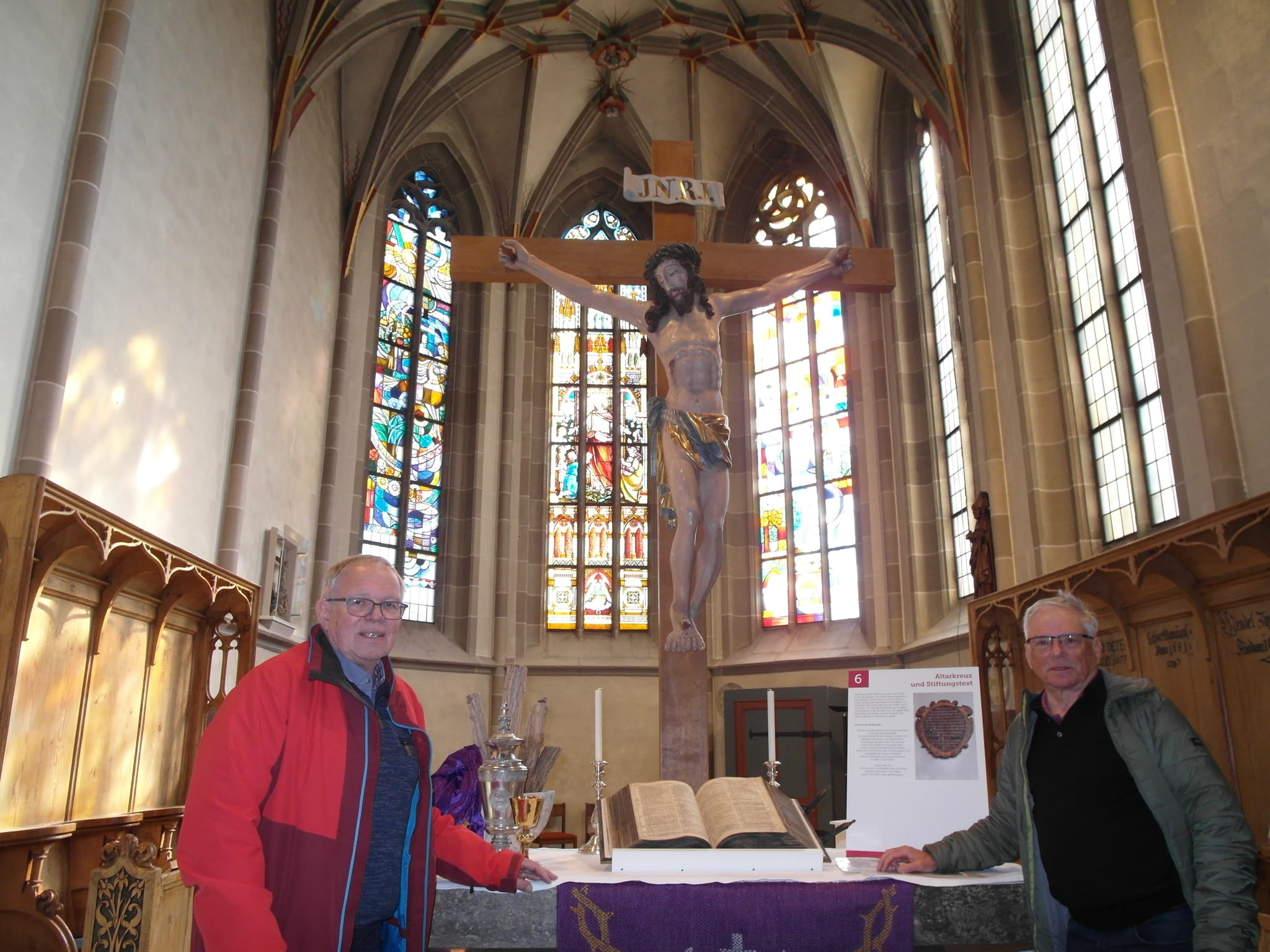 Gerhard Berner und Bernd Flamm (von links) haben gemeinsam die Ausstellung „12 Schätze“ konzipiert, die ab 29. März in der Evangelischen Kirche Dagersheim zu sehen ist - zwei dieser Schätze sind auf diesem Bild zu sehen: „Altarkreuz und Stiftungstafel“ sowie „Chorfenster“.
