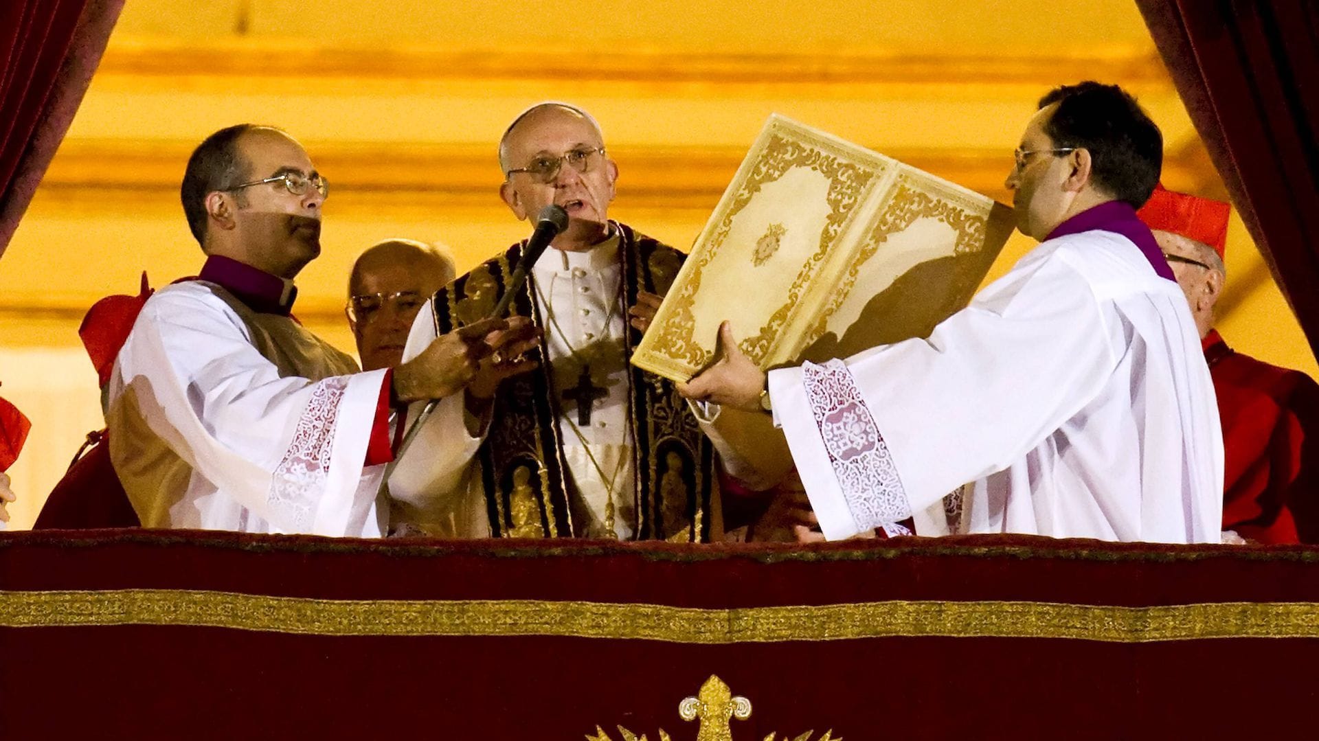 Als neuer  Papst wählt er den Namen Franziskus und bezieht sich damit auf den heiligen Franz von Assisi, der die reiche Machtkirche des Mittelalters herausgefordert hat.