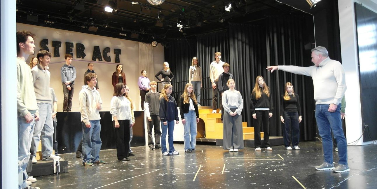 In der Aula des Sindelfinger Goldberg-Gymnasiums hat der Musical-Star Kevin Tarte mit den gut 50 Mitgliedern des Oberstufenchors trainiert: Am 16. März feiert das Musical „Sister Act“ Premiere - die seit September 2024 laufenden Proben unter der Gesamt- und musikalischen Leitung von Monika Roos, Regie von Tobias Walldorf und mit Profi-Choreographin Lisa Maria Wehle befinden sich seit Anfang Januar in der heißen Phase.