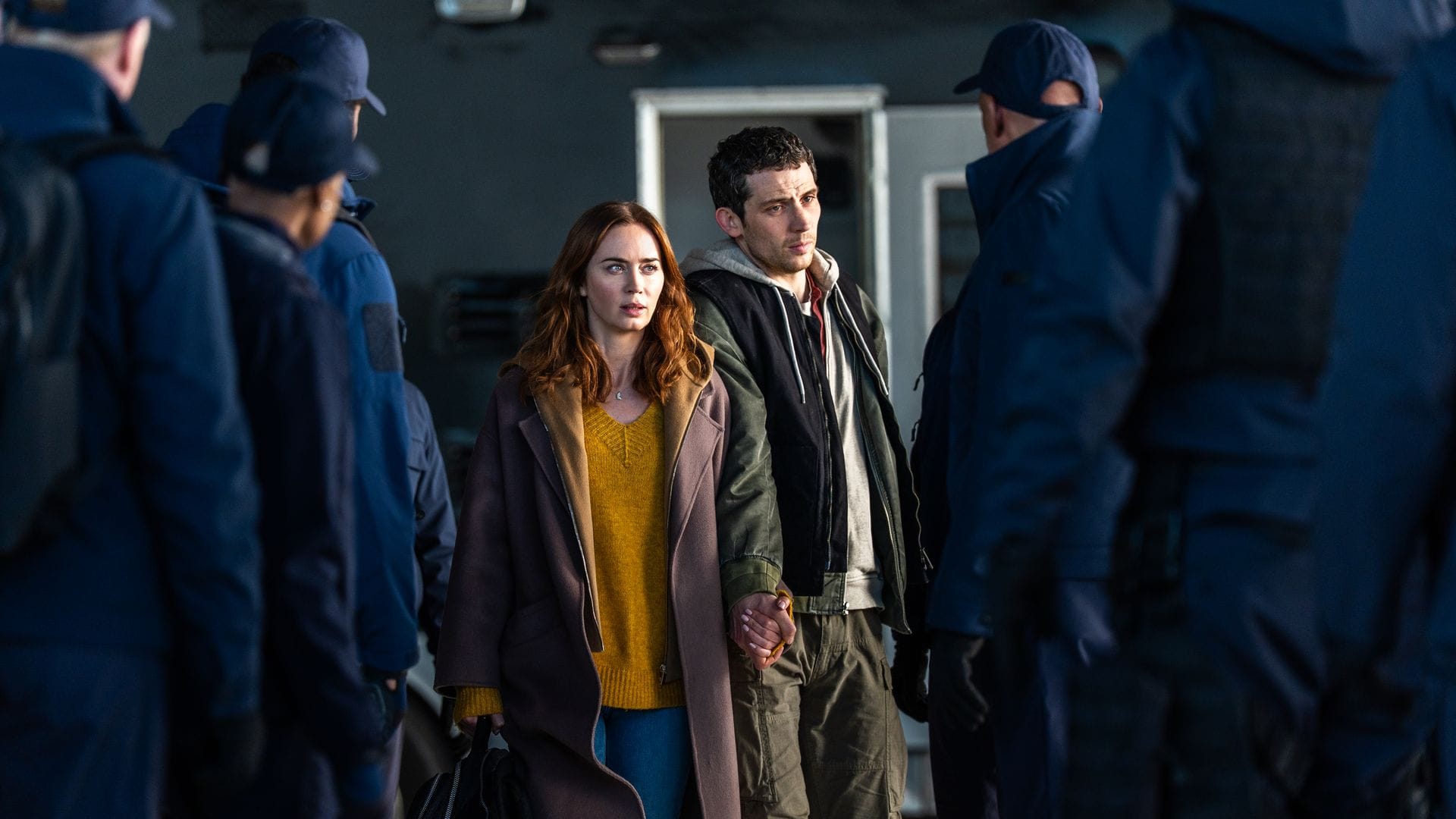 Wettermoderatorin Margaret Fairchild (Emily Blunt) und Cybersicherheitsexperte Daniel Kellner (Josh O'Connor) werden gejagt.