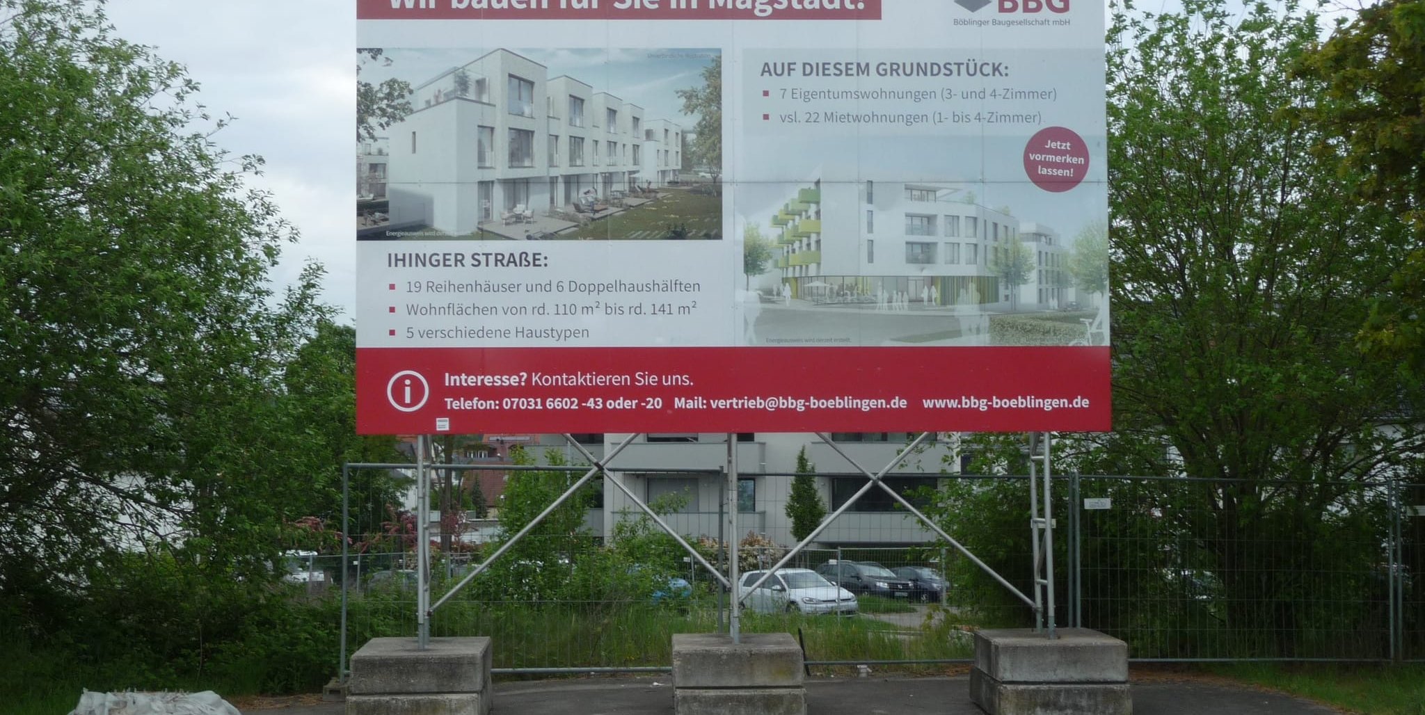 Das Bauschild an der Hindenburgstraße kündigt seit Jahren Eigentums- und Mietwohnungen sowie ein Café an.