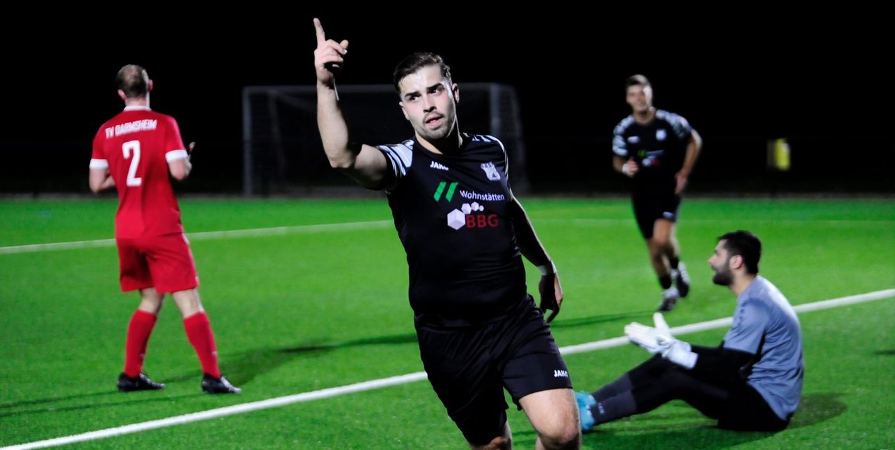 Der Dagersheimer Aron Krafft bejubelt seinen Treffer zum zwischenzeitlichen 2:0 gegen den TV Darmsheim II. Bild: photostampe