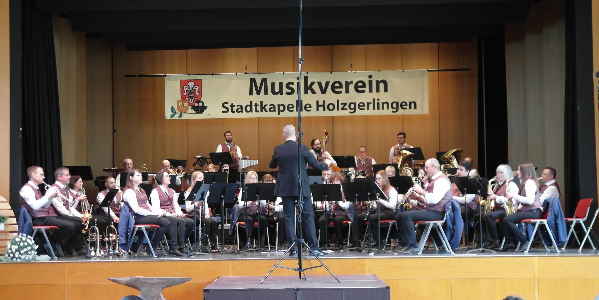 Großes Blasorchester unter der Leitung von Christoph Kächele.