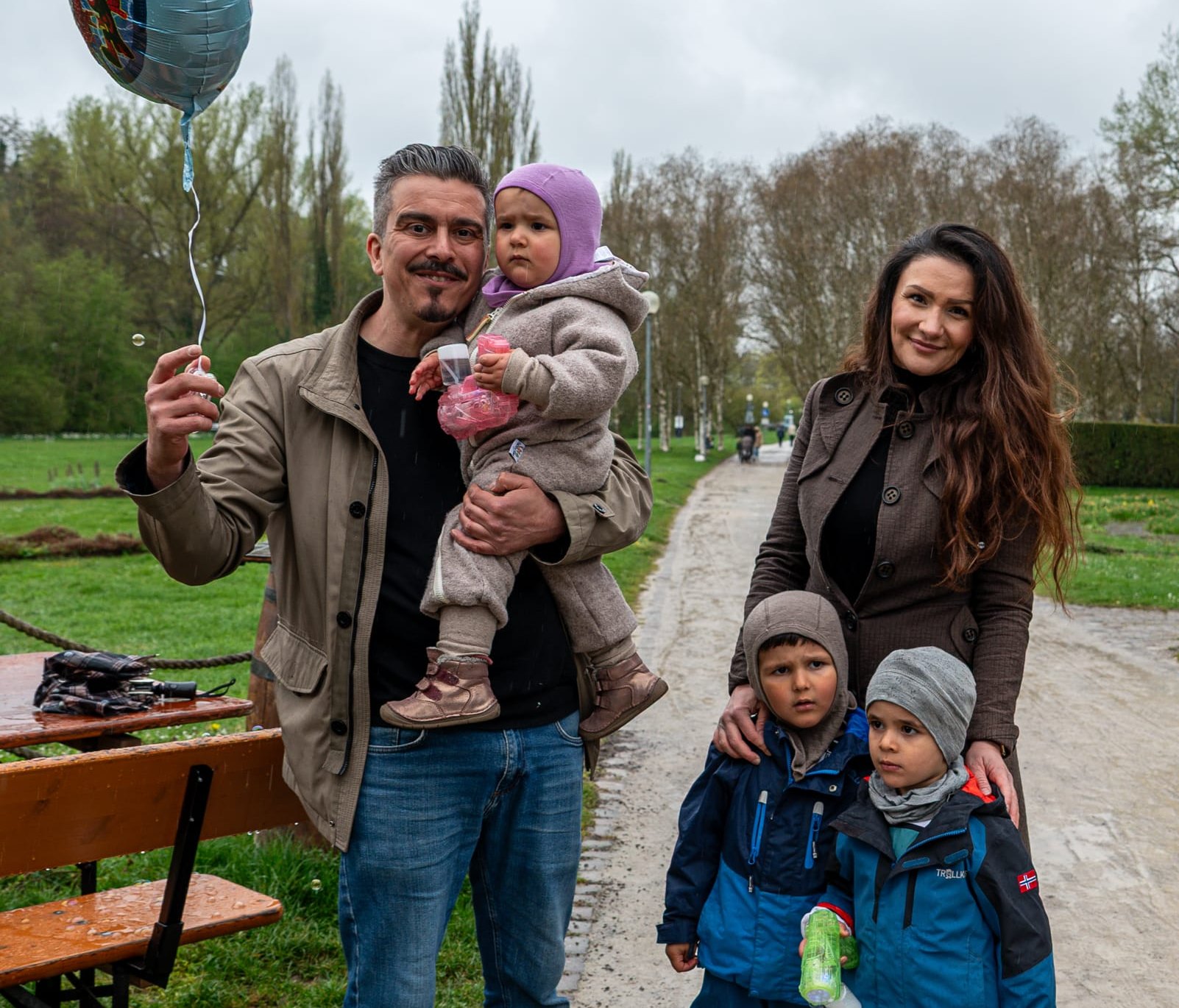 Cengiz, Elisa, Isaak und Büsra Yildirim freuen sich mit Mikail Kaan, dass er wieder gesund ist.
