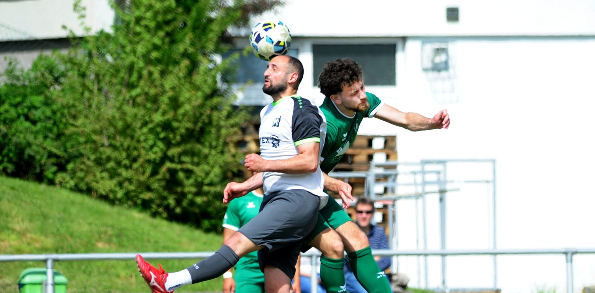 Der Maichinger Bugra Taskin (links) setzt sich im Kopfballduell gegen einen Holzgerlinger durch.