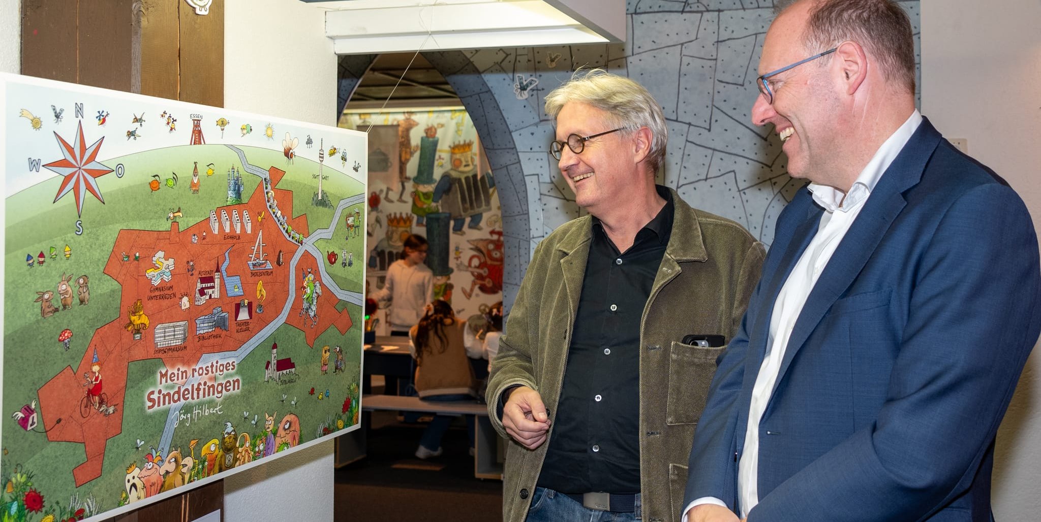 Jörg Hilbert erläutert Oberbürgermeister Dr. Bernd Vöhringer seine ganz spezielle Sindelfingen-Karte, zu der auch die Stadtbibliothek gehört. „Hier habe ich mir dank der Schallplatten mein Musikwissen angeeignet“, erinnert sich Hilbert.